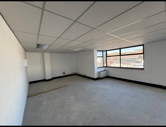 105M² SHOWROOM TO LET IN KRAMERVILLE
